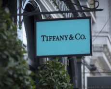 LVMH的Tiffany收购受到质疑，因为Covid-19打击了珠宝商的销量